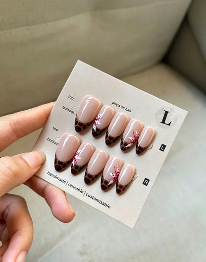 Künstlerisches Press-On Nail Set mit floralem und Giraffen Design