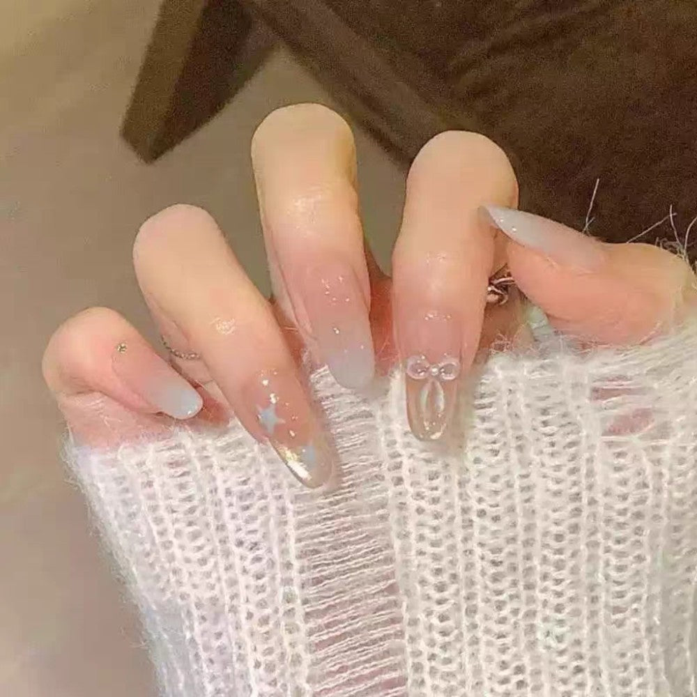 Künstlerisches Press-On Nagelset mit Glitzer und floralen Akzenten Brehn