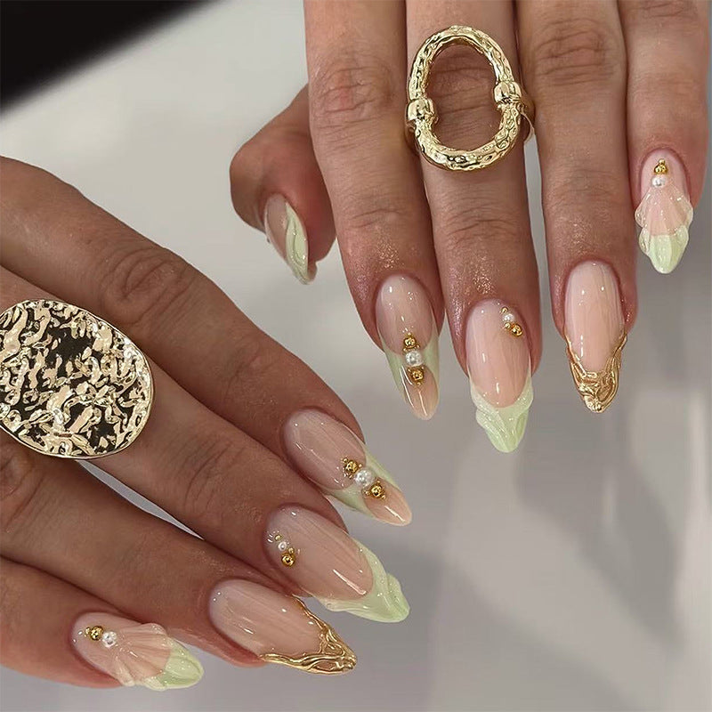 Kunstnagel-Set mit floralen und goldenen Akzenten Brehn