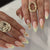 Kunstnagel-Set mit floralen und goldenen Akzenten Brehn