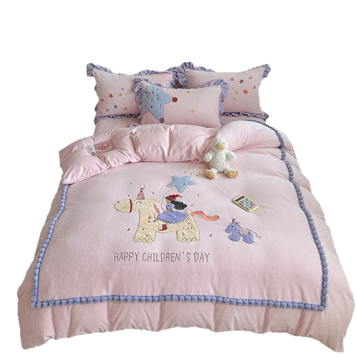 Kinderbettbezug-Set mit bestickten Rüschenschoner und Pom-Pom-Besatz