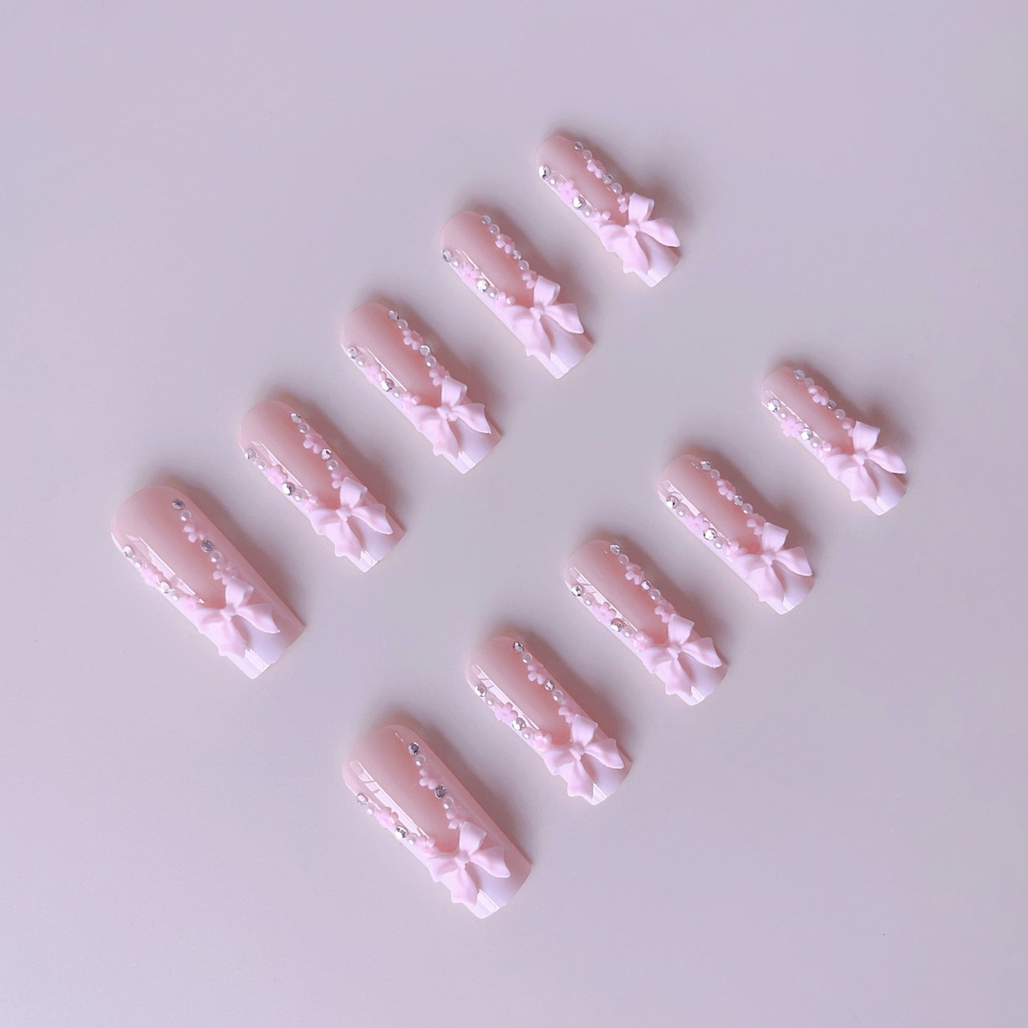 Kunstnagelset mit eleganten 3D-Blüten- und Perlenverzierungen Brehn