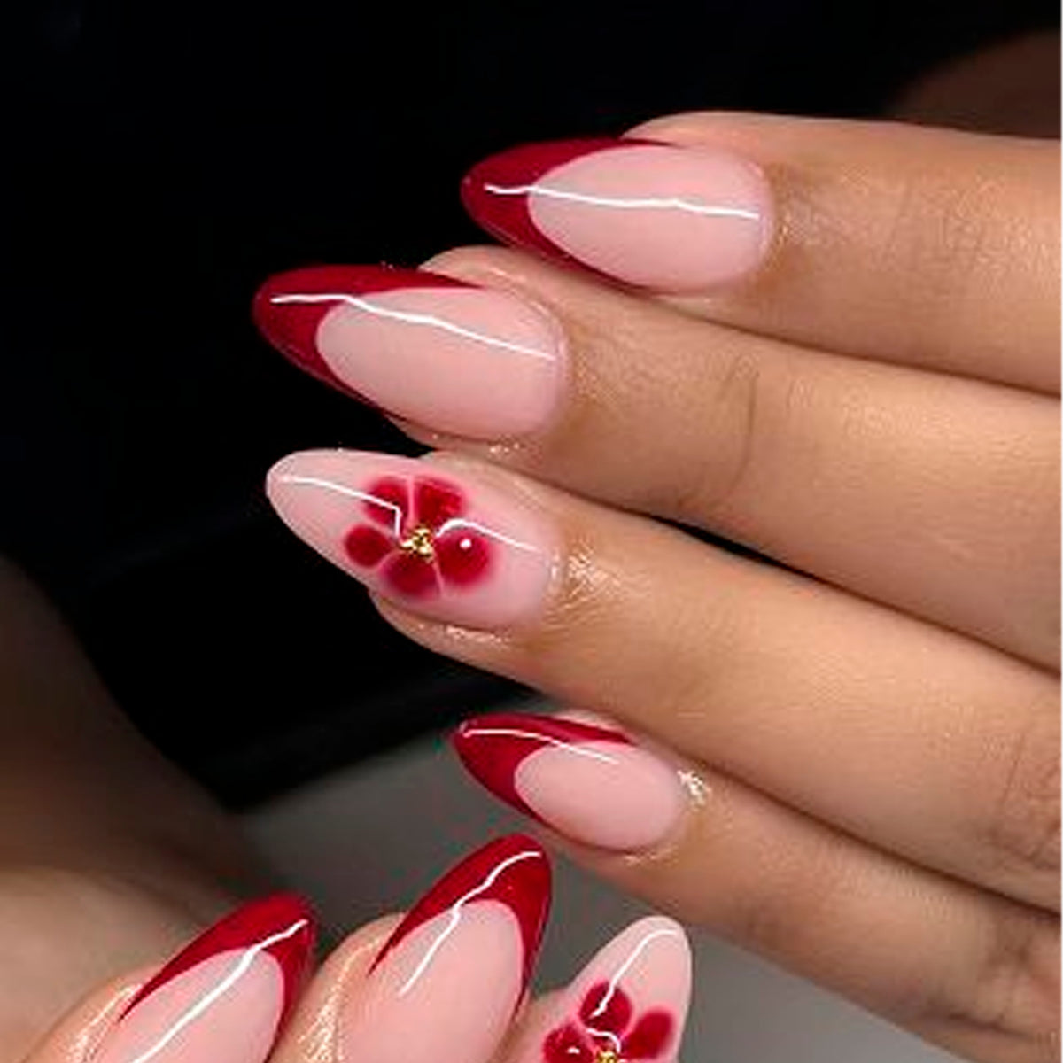 Elegante und kunstvoll gestaltete Stiletto-Nägel mit Blumendesign Brehn