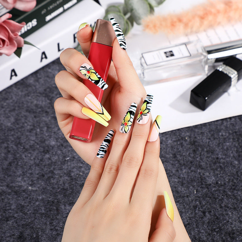Kreative Kunstnägel mit Blumen- und Tierdesigns Brehn