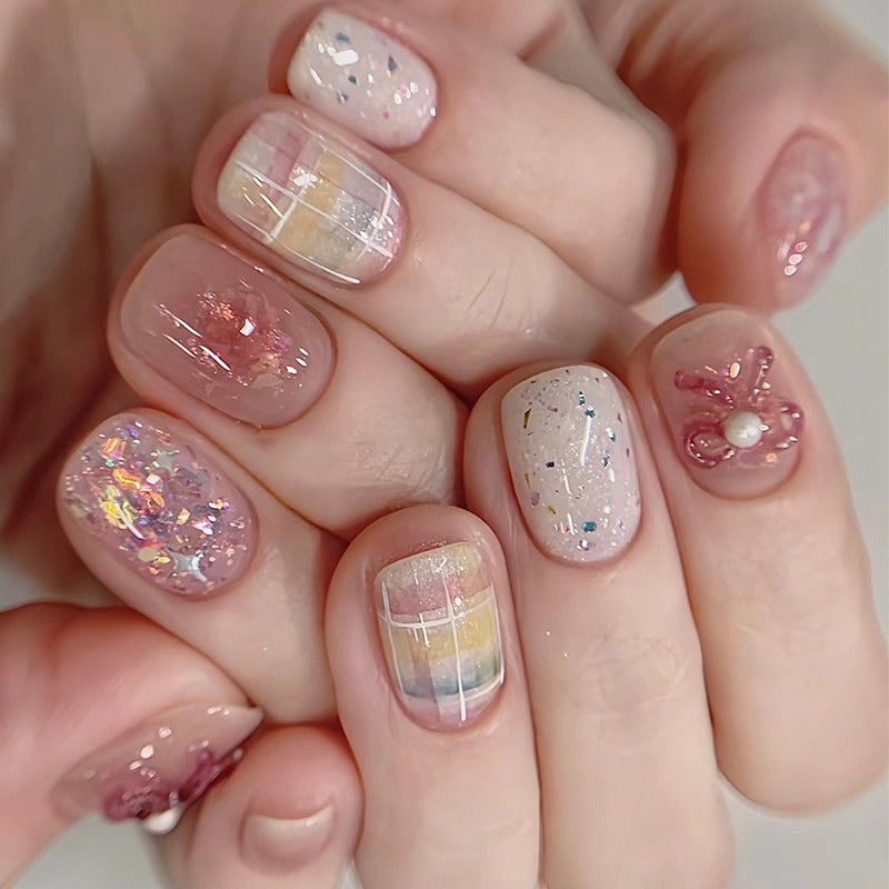 Elegante Nagelkunst mit Glitzerkante Brehn
