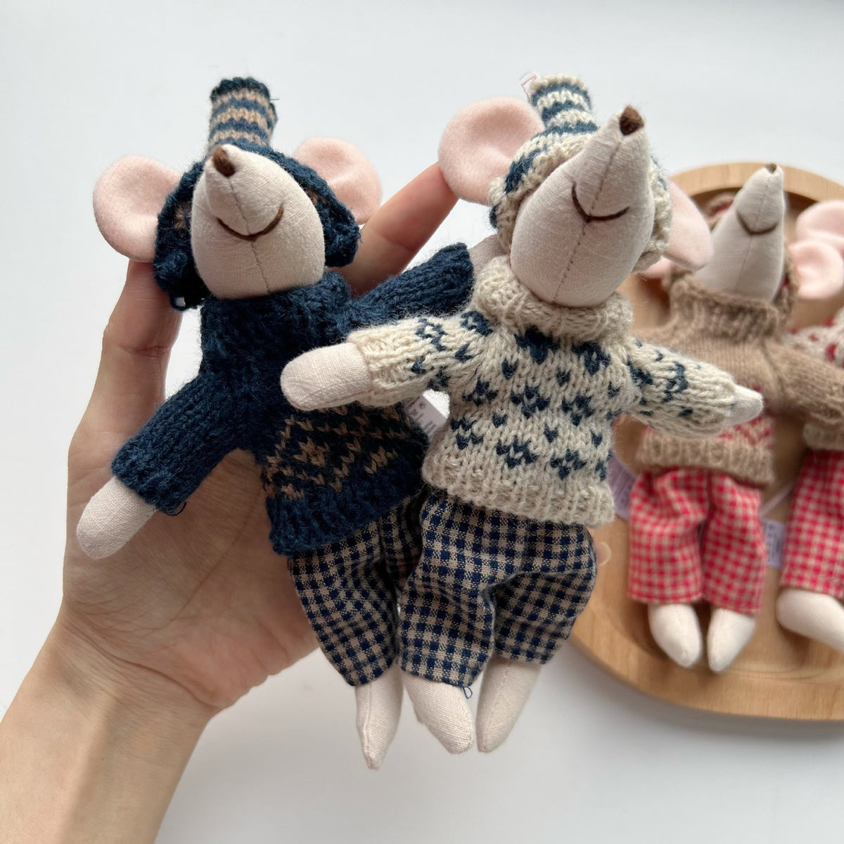 Handgefertigte Baumwoll-Plüschmaus Puppe mit gehäkeltem Kleid