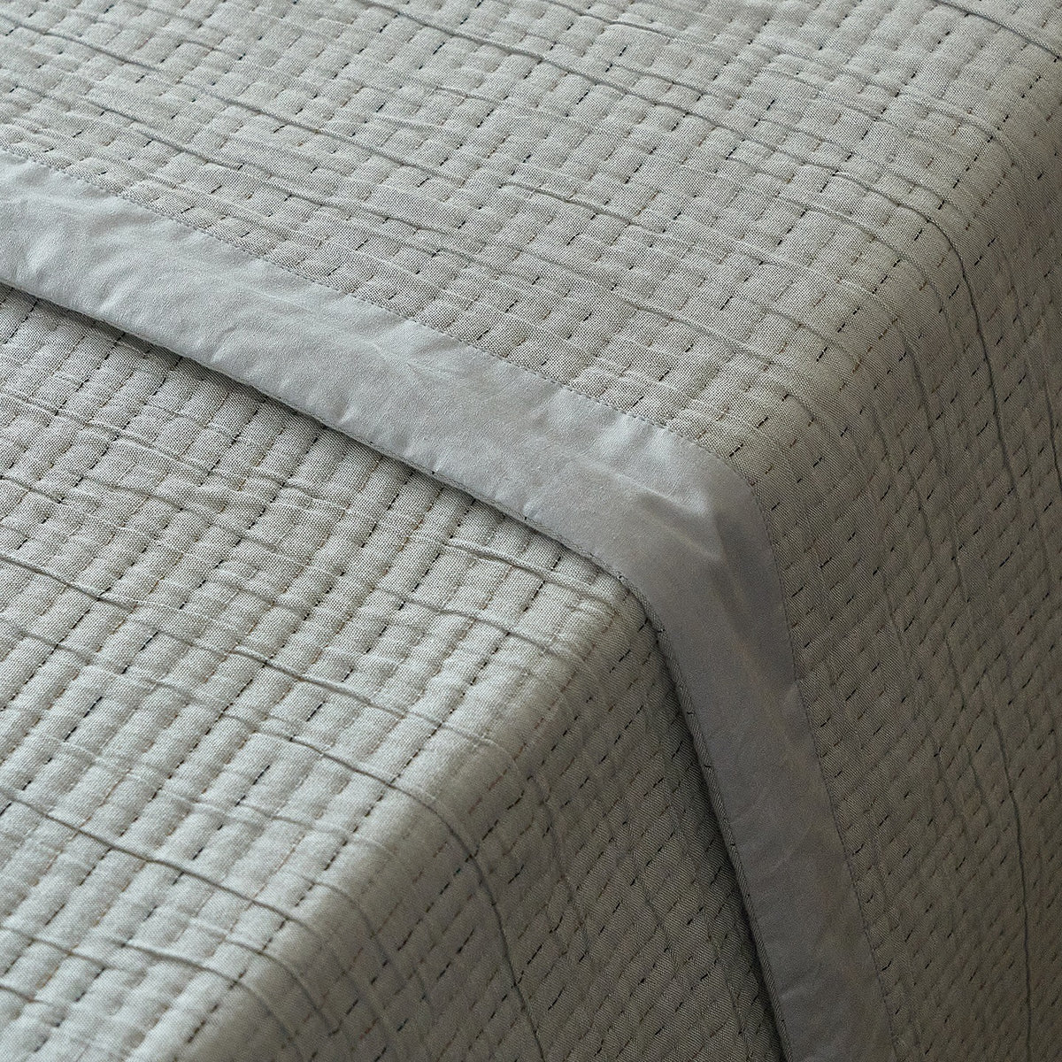 Gestepptes Baumwoll-Bettüberwurf-Set mit leichtem Patchwork‑Relief