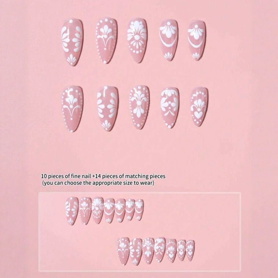 Kunstnagelset mit filigranen Blüten und eleganten Konturen Brehn