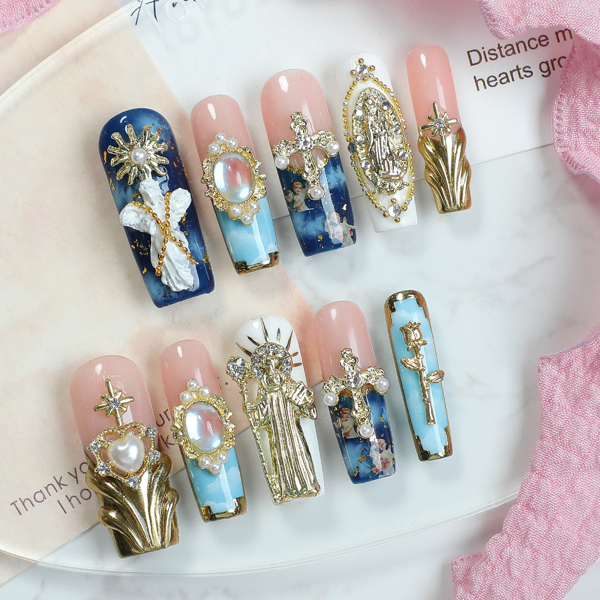 Elegante Kunstnägel mit glamourösen Verzierungen Brehn