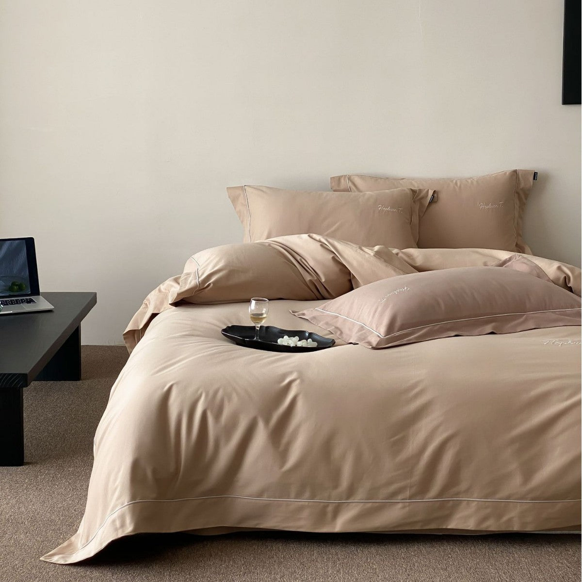 Elegantes Baumwollsatin-Bettwäscheset mit feiner Kederpaspel und Monogramm-Stickerei