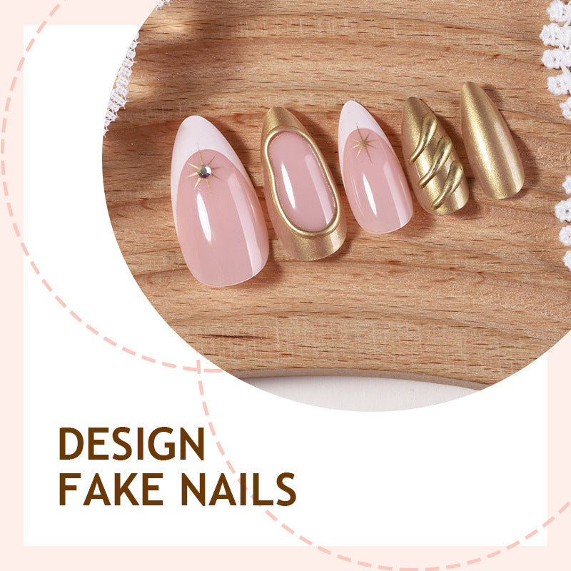 Elegantes Kunstnagelset mit goldenen Akzenten Brehn