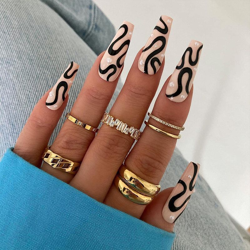 Kunstnagelset mit einzigartigen Wellen-Designs und glamourösen Akzenten Brehn