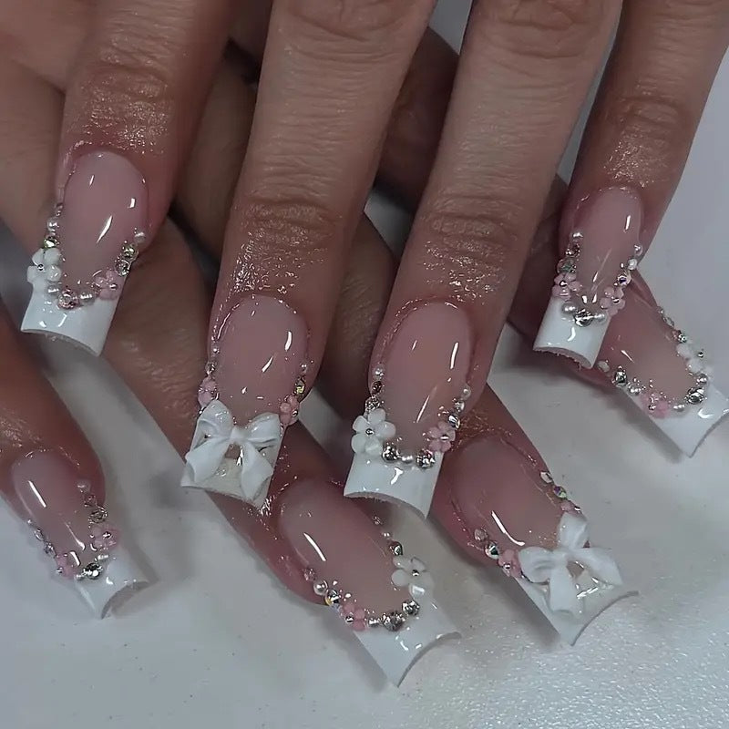 Kunstnägel mit eleganten 3D-Schleifen und Glitzerakzenten Brehn