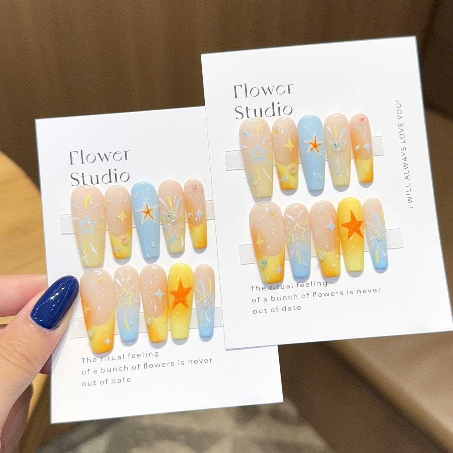 Kunstnägel Set mit Bunten Sternen und Floralem Design Brehn