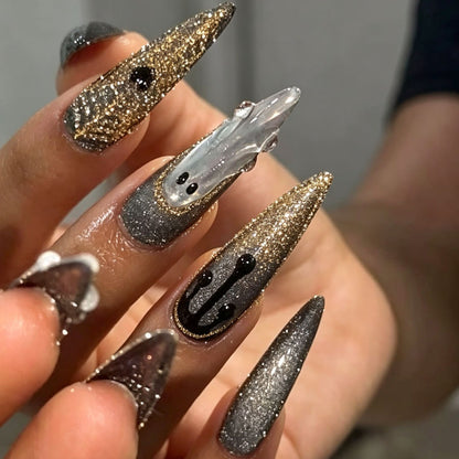 Kunstnagelset mit glamourösen Metallic-Elementen und filigranen Details Brehn