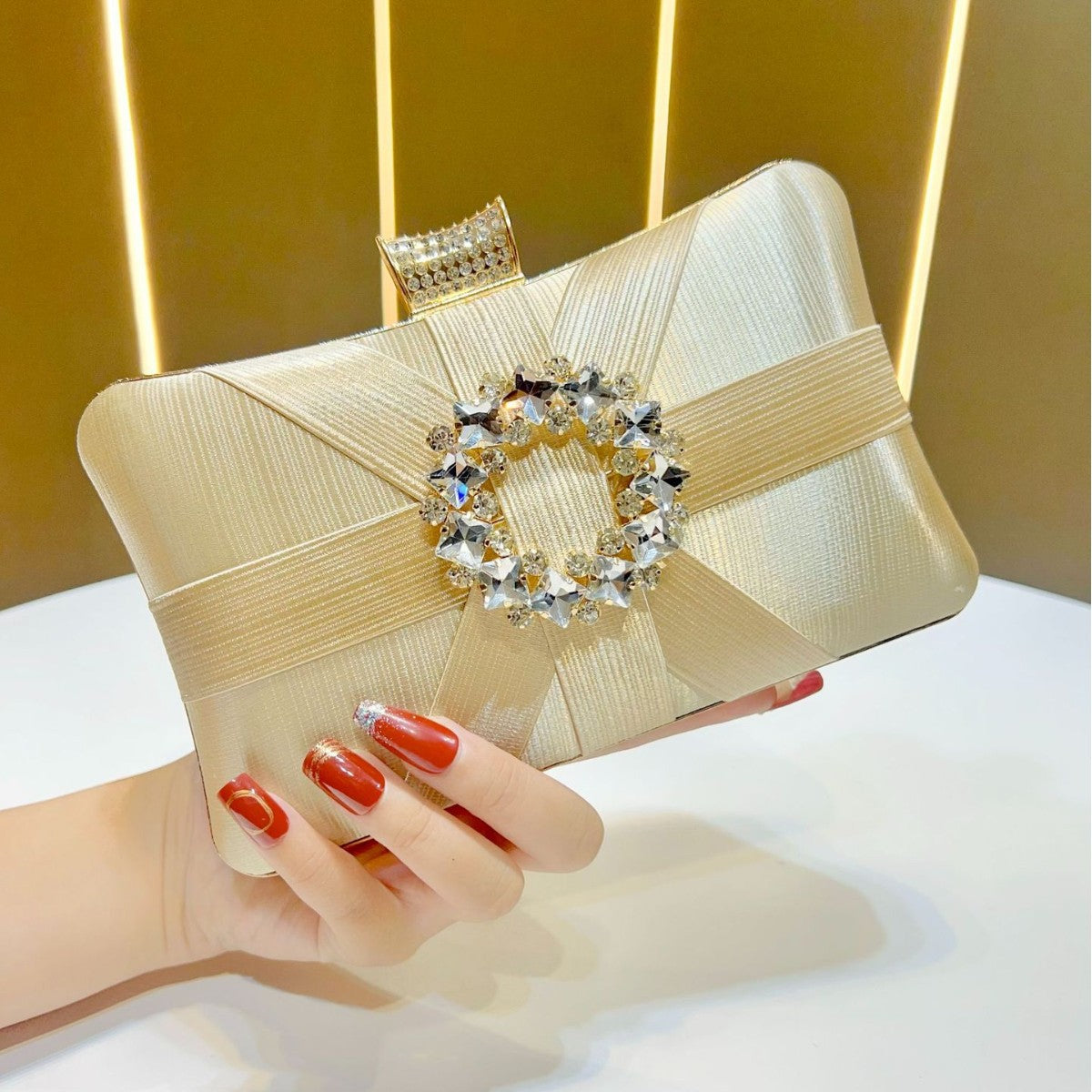 Dekorative Satin Abend-Clutch