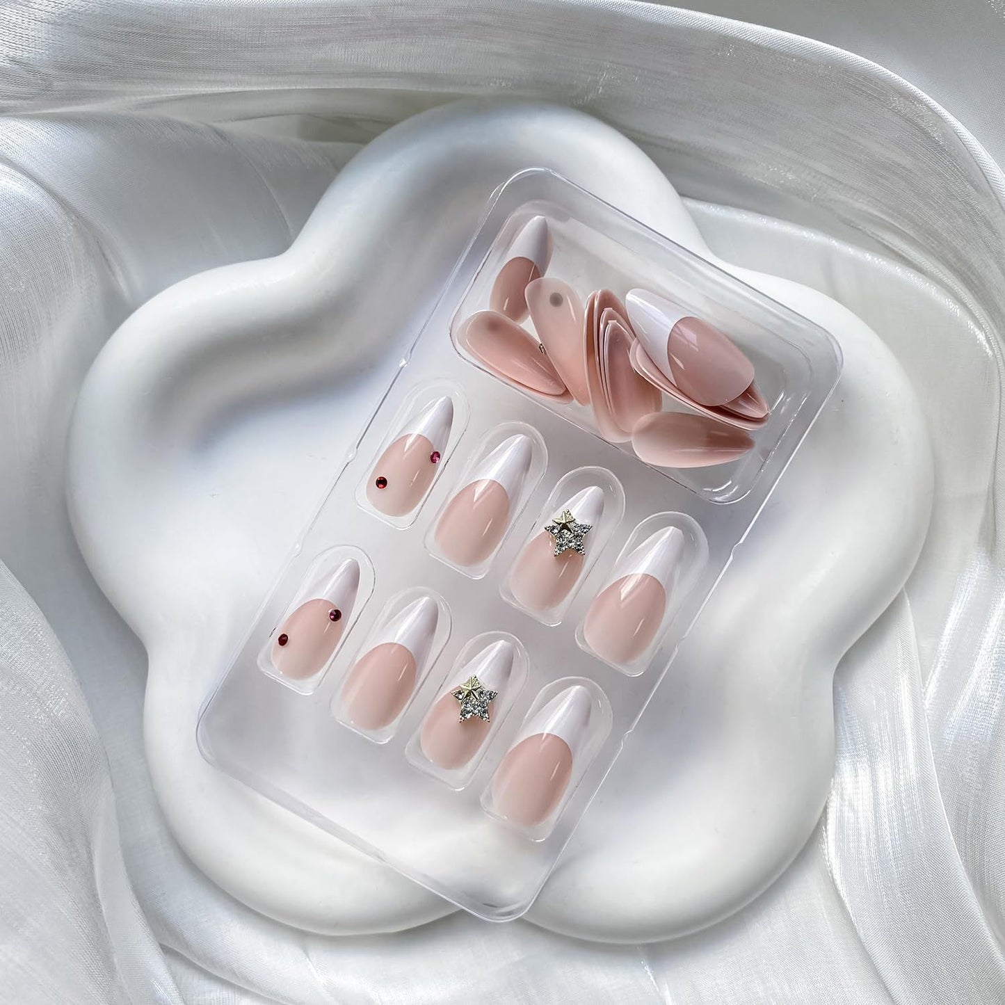 Kunstnagelset mit eleganter französischer Spitze und funkelnden Akzenten Brehn