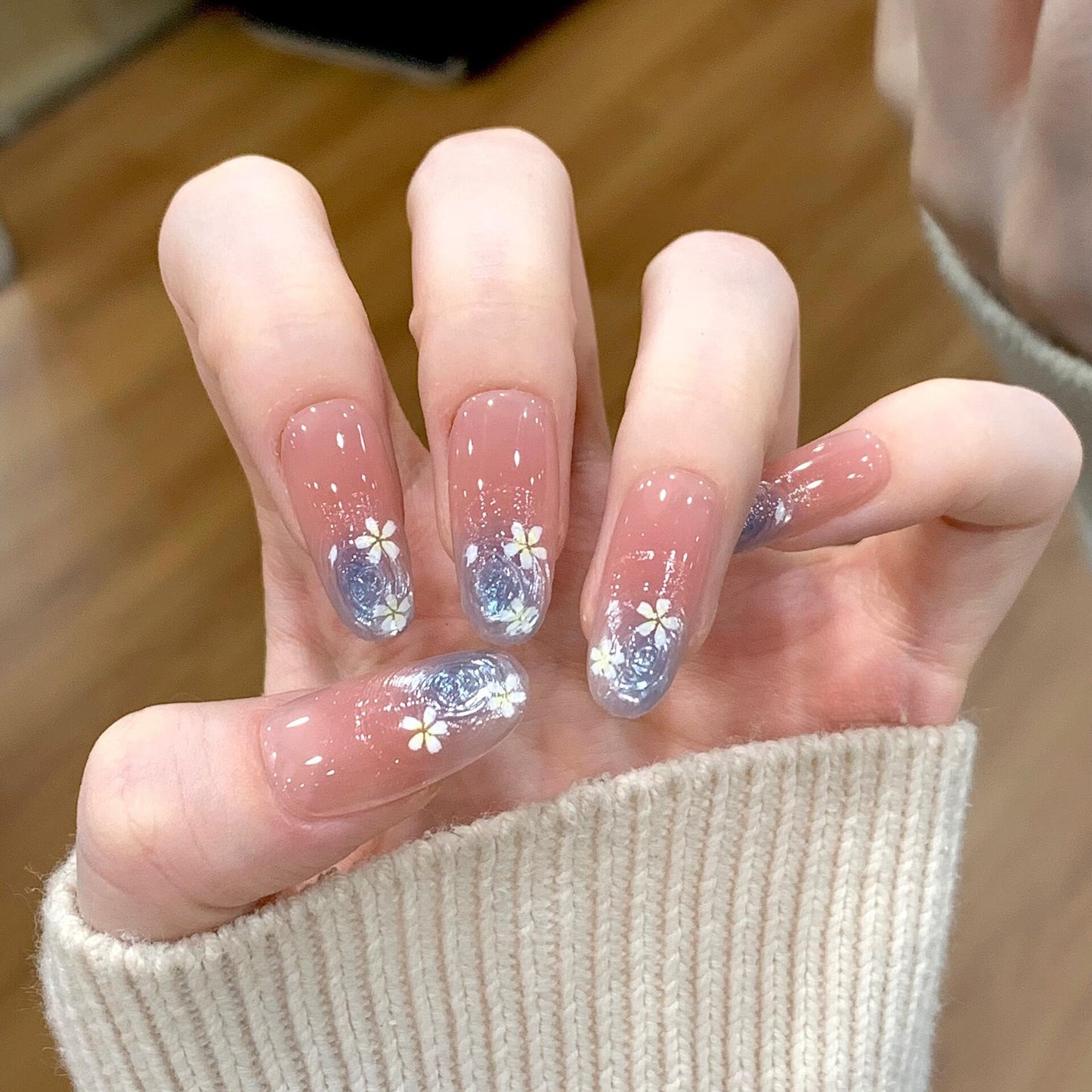 Glamouröse Kunstnägel mit Floralem Design Brehn