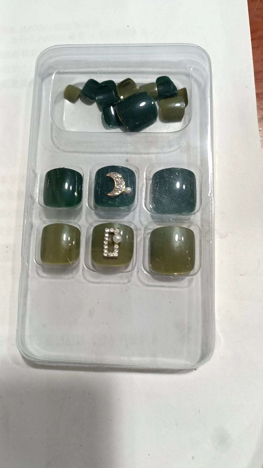 Dekorativer Press-On Nagelset mit Edelsteinakzenten Brehn