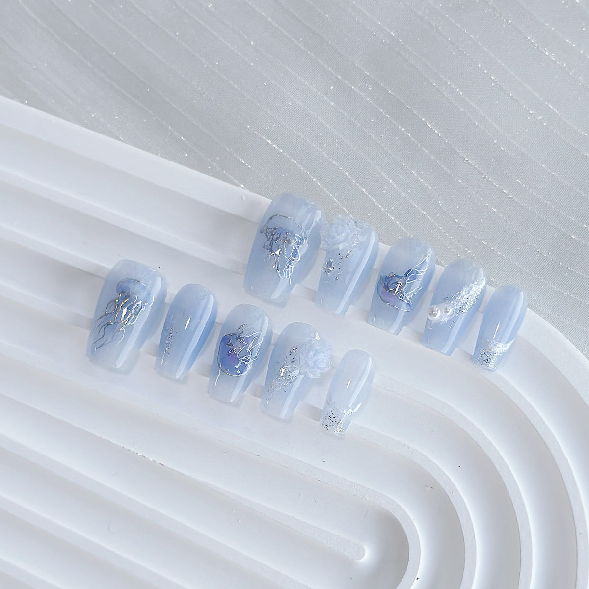 Künstlerisches Press-On Nagelkunstset mit Herz- und himmlischen Designs