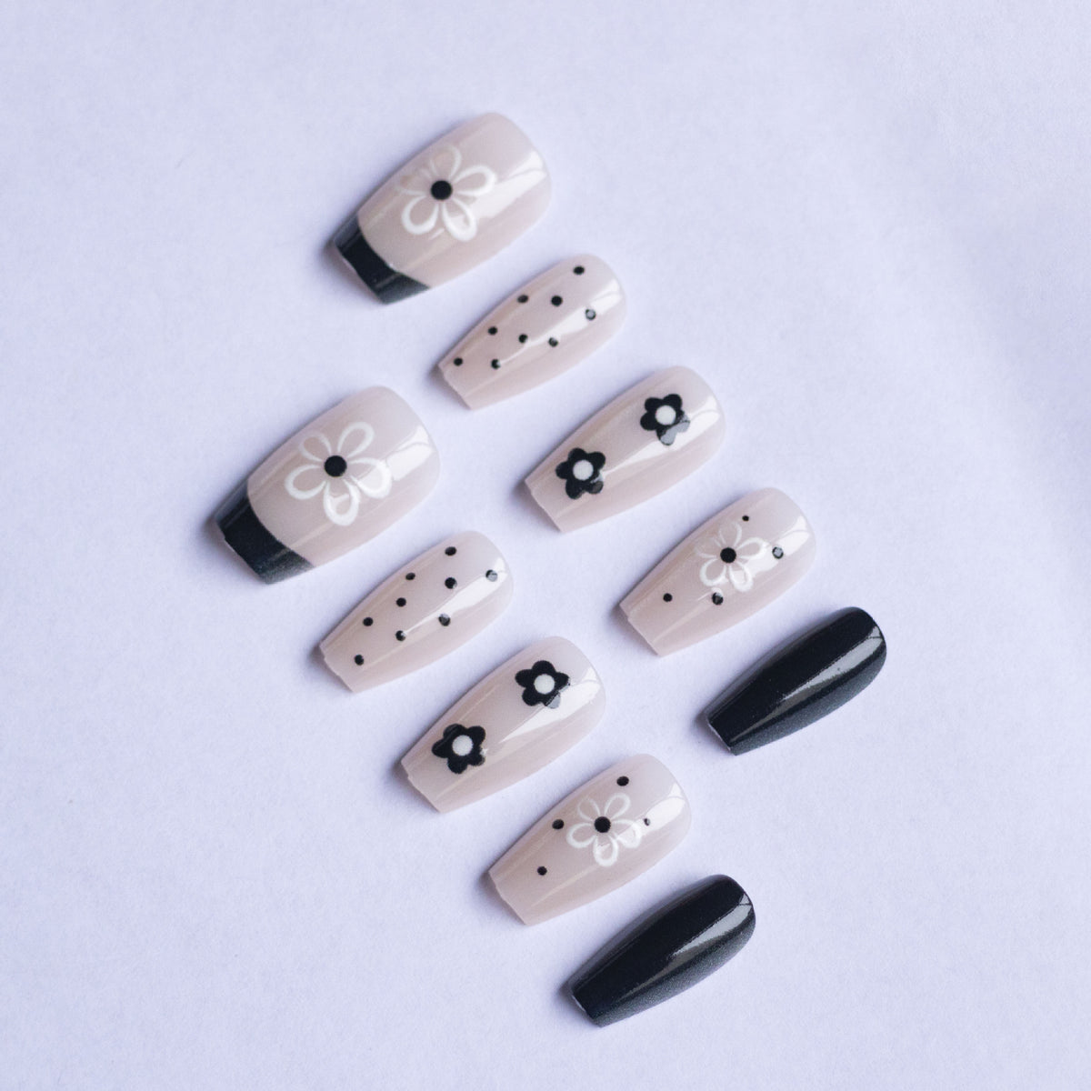 Stylisches Blumen-Nagelkunst-Set