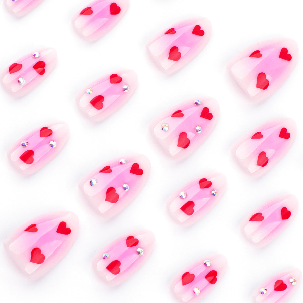 Kunstvolle Nagelkunst mit Herzmotiven und glamourösen Details Brehn