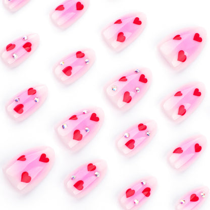 Kunstvolle Nagelkunst mit Herzmotiven und glamourösen Details Brehn