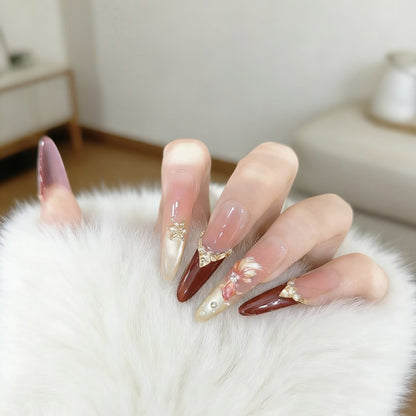 Elegante Stiletto-Nagelkunst-Erweiterungen mit dekorativen Akzenten