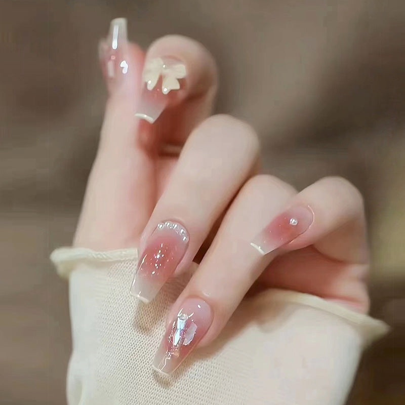 Glamouröse Kunstnägel mit funkelnden Akzenten Brehn