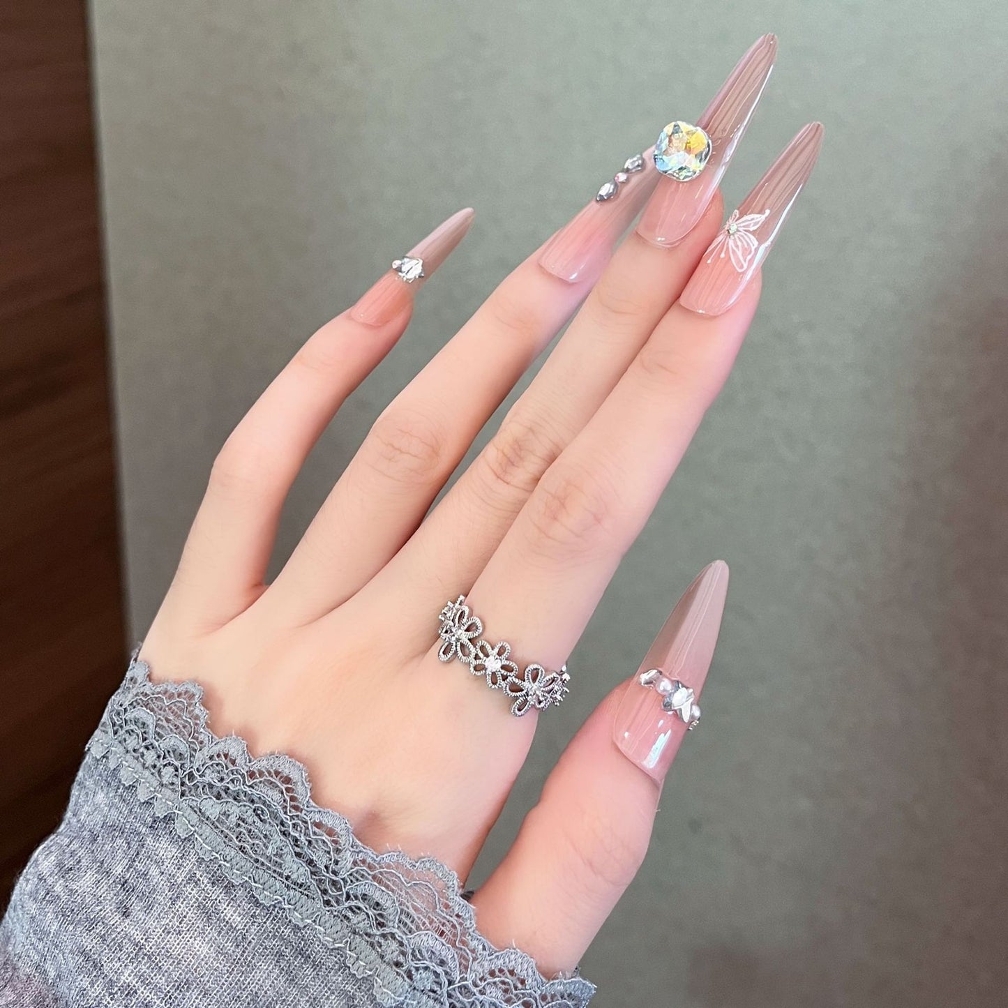 Künstlerische Stiletto Press-On Nagelkunst mit schimmernden Akzenten Brehn