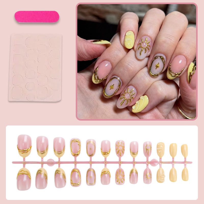 Kunstnagelset mit eleganten Goldverzierungen und kreativen Designs Brehn