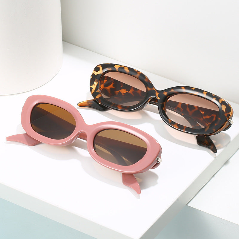 Damen modische Sonnenbrille mit stilvollem, geschwungenem Rahmen Brehn