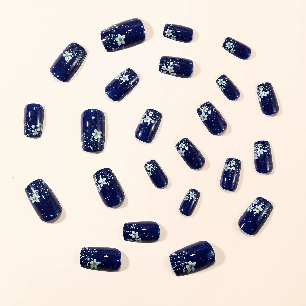 Kunstnagelset mit elegantem Blumendesign und Glitzerakzenten Brehn