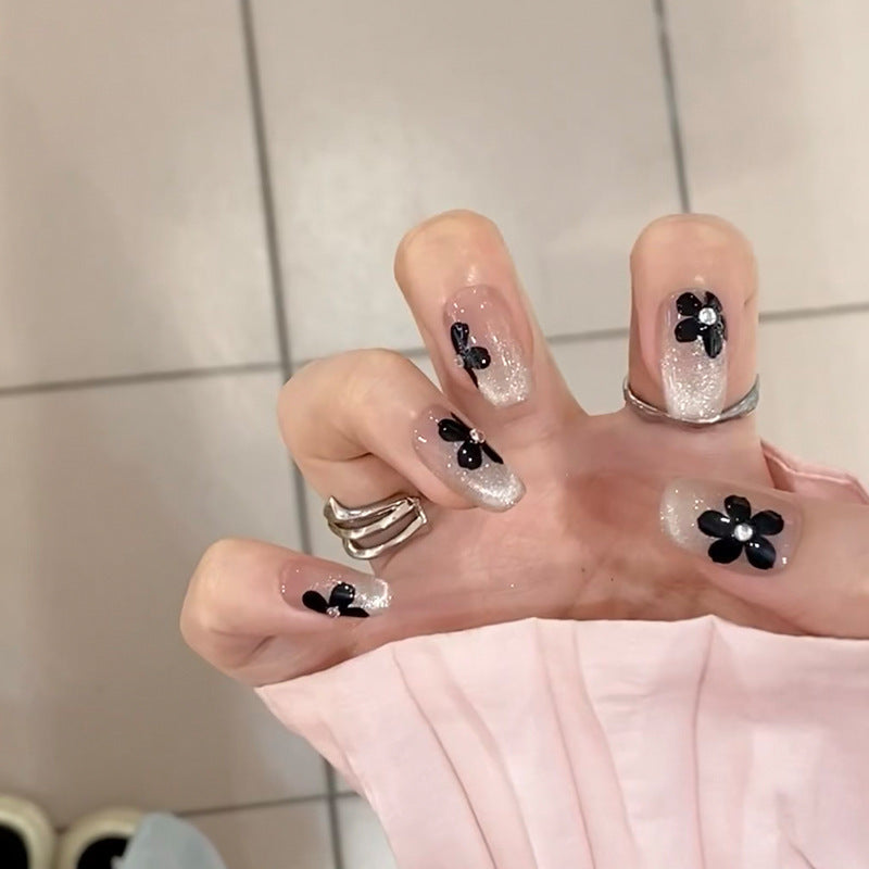 Kunstnagelset mit elegantem Blumendesign und glamourösen Akzenten Brehn