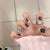 Kunstnagelset mit elegantem Blumendesign und glamourösen Akzenten Brehn