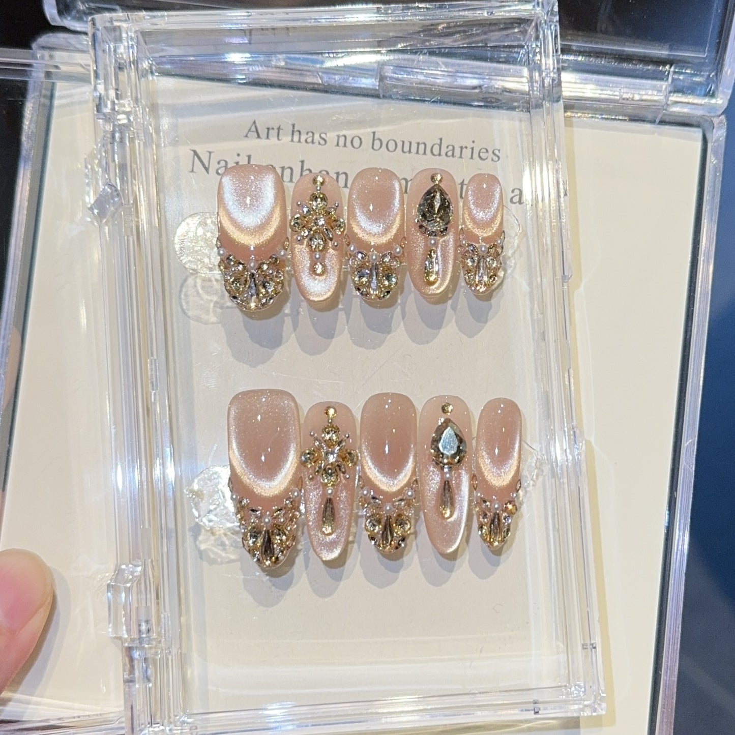 Glamouröse Kunstnägel mit Glitzerdetails Brehn