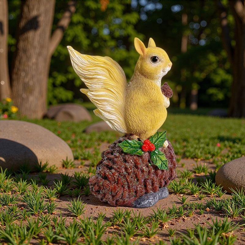 Dekorative Eichhörnchen Skulptur auf einem Zapfen Brehn