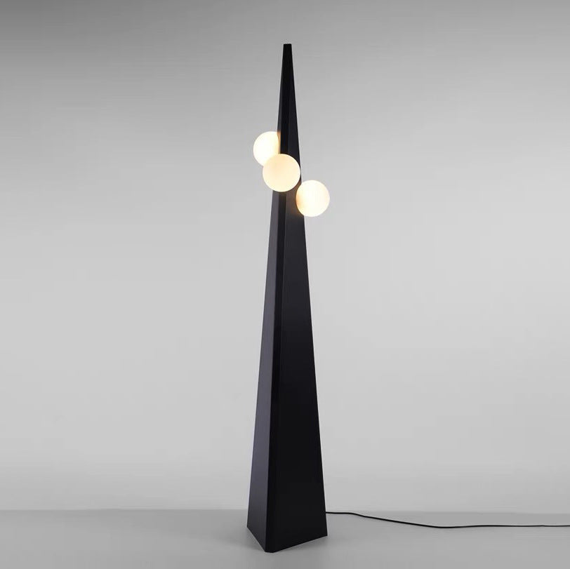 Künstlerische Dreieckige Stehlampe mit geometrischem Design