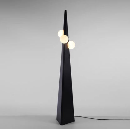 Künstlerische Dreieckige Stehlampe mit geometrischem Design
