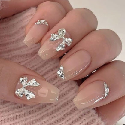 Kunstvolle Nagelverlängerungen mit glänzenden Akzenten Brehn