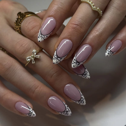 Kunstvolle Stiletto-Nägel mit elegantem Floral Design Brehn