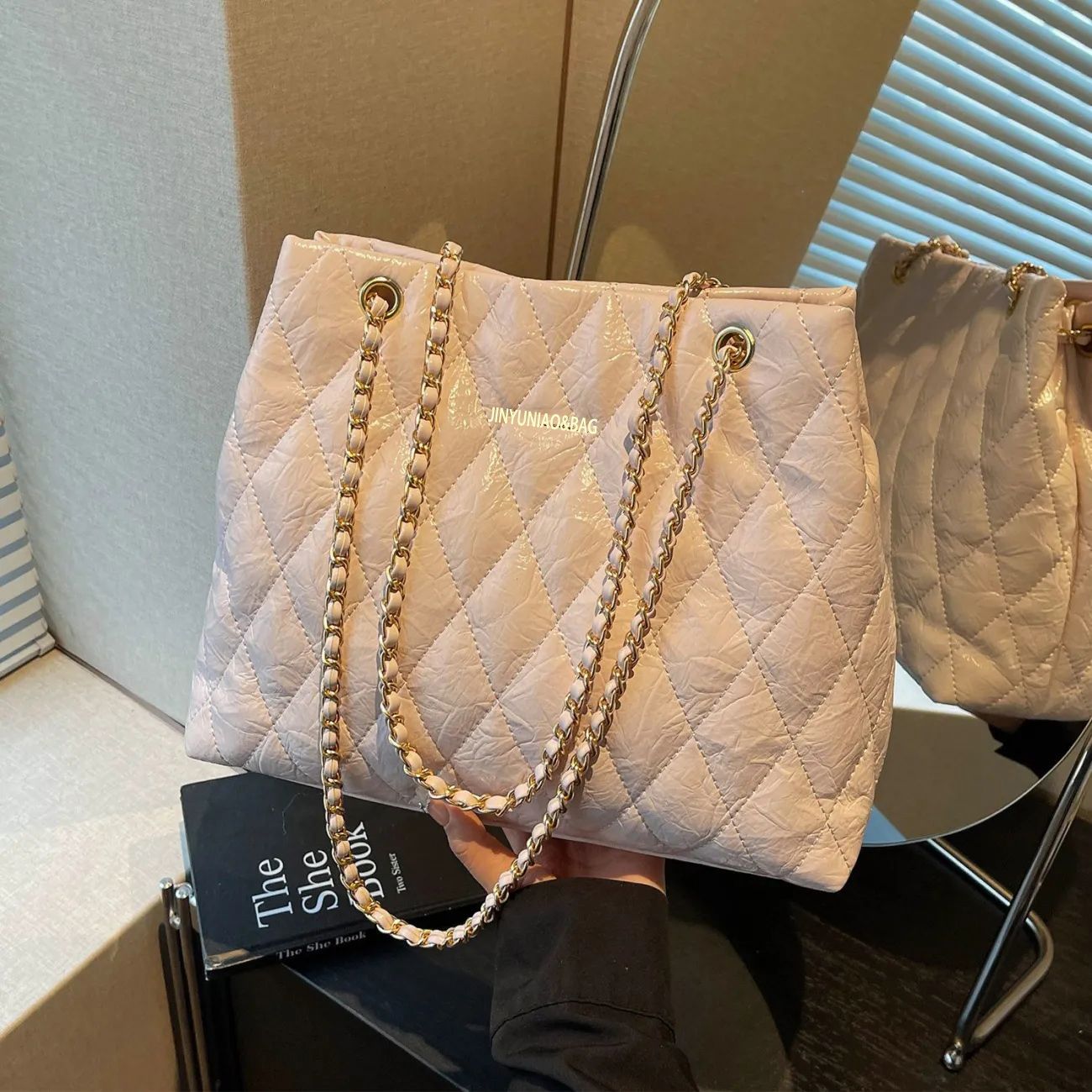 Gepolsterte Tote-Tasche mit Ketten-Details Brehn