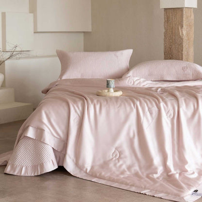 Luxuriöses Satin-Bettwäsche-Set mit bestickter Steppdecke und Kissenbezügen