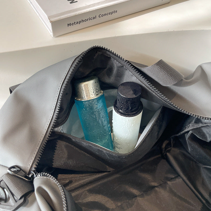 Sportliche Reisetasche Mit Robustem Und Wasserabweisendem Material Brehn