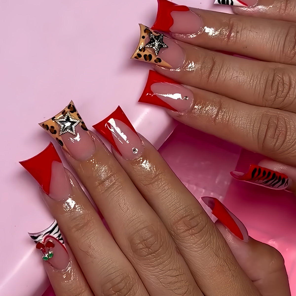 Künstlerisches Press-On-Nagelset mit einzigartigen Akzenten Brehn