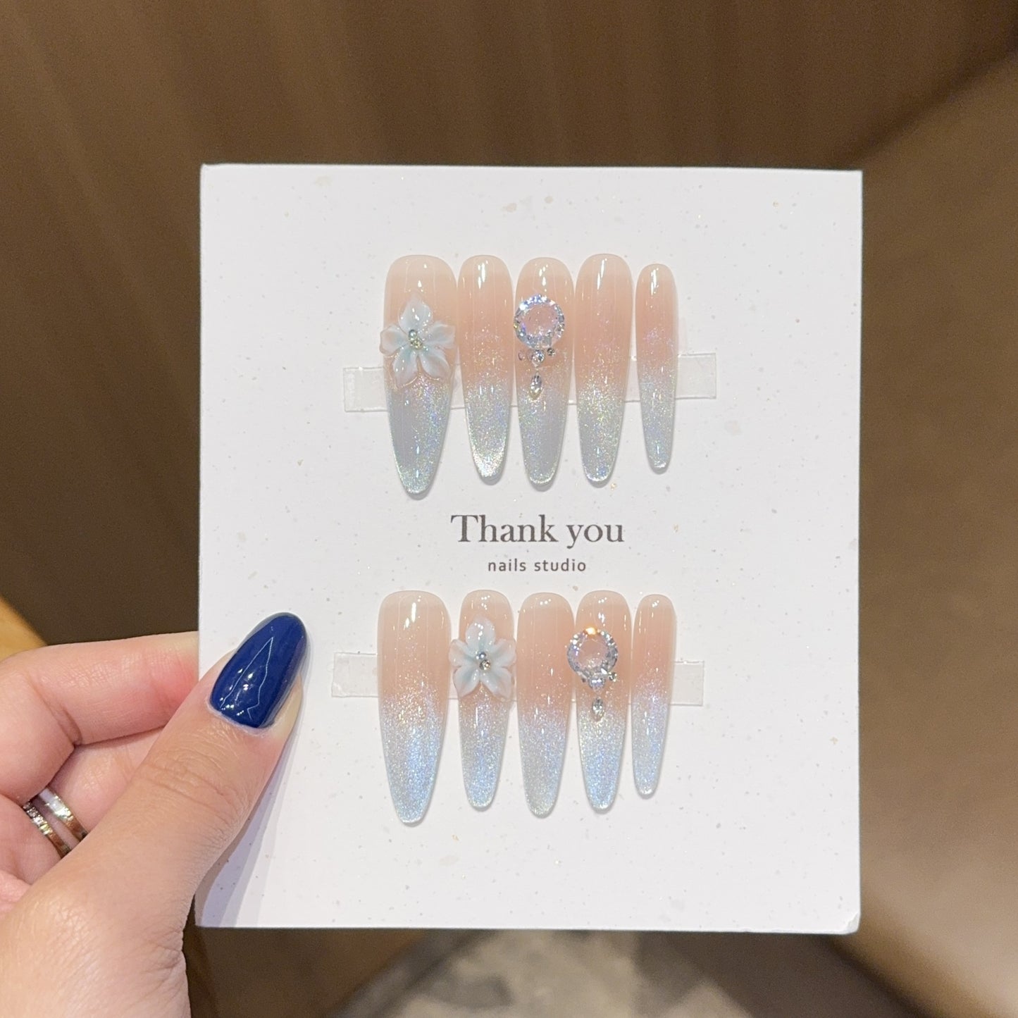 Kunstnägel Set mit Schimmerndem Ombre-Effekt und Floralen Akzenten Brehn