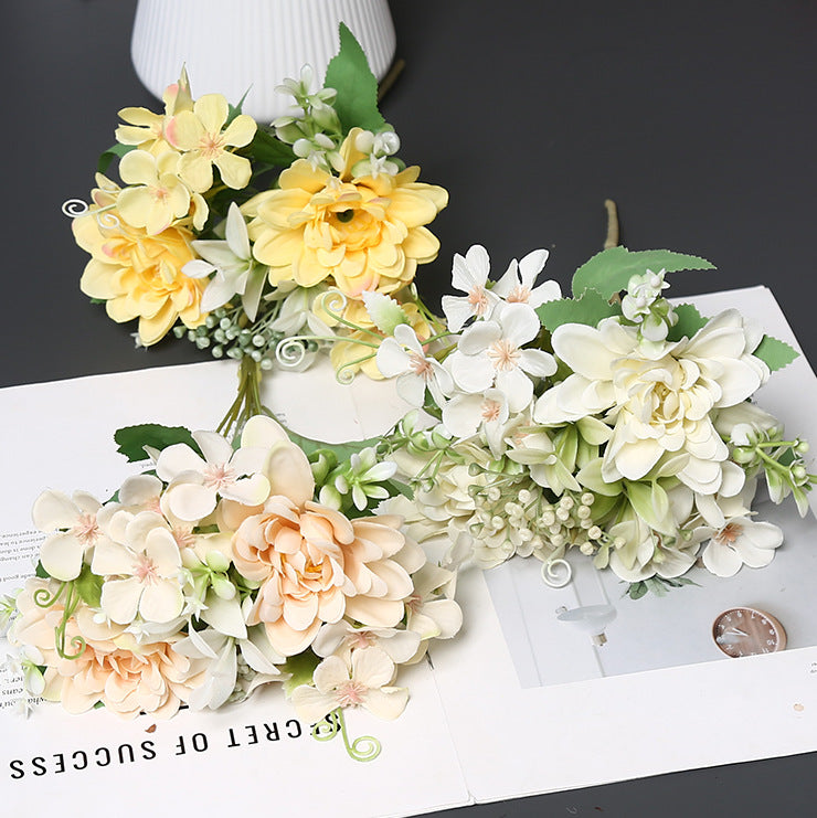 Eleganter synthetischer Blumenstrauß für die Wohnkultur