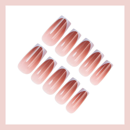 Kunstnagelset mit elegantem French-Tipp und modernem Ombre-Effekt Brehn