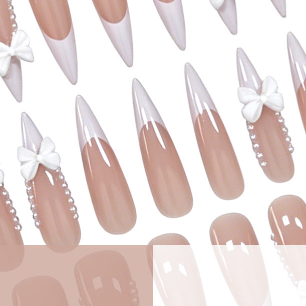 Elegante mit Schleife verzierte Nagelkunst Brehn