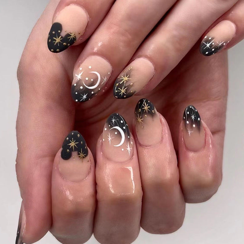 Kunstvolle Nagelkunst mit Mond- und Sternmotiven Brehn